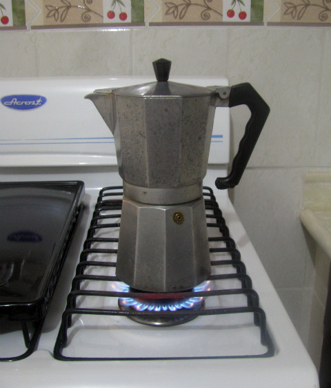 Como hacer un cafe en greca/paso a paso /how to make coffee in moka  pot/como colar cafe en greca 